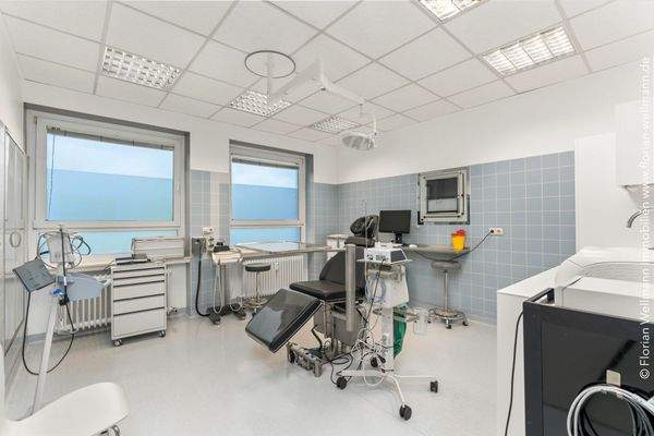 Behandlungsraum 1 der Praxis im 1. Obergeschoss.