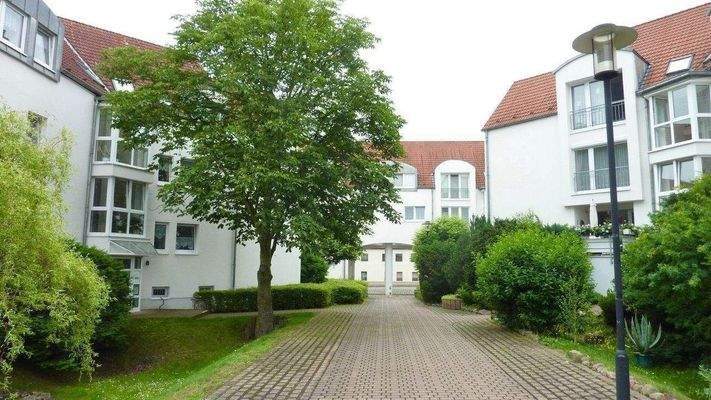 Links im Bild der Hauseingang Auengrund 8