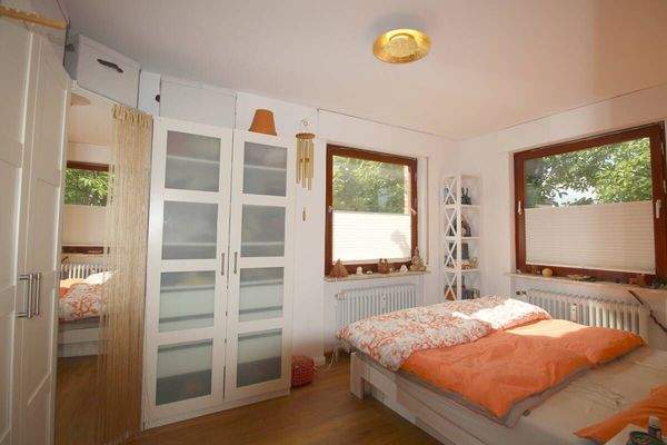 Helles und einladendes Schlafzimmer mit 2 Fenstern