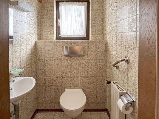 Gäste-Toilette mit Tageslichtfenster