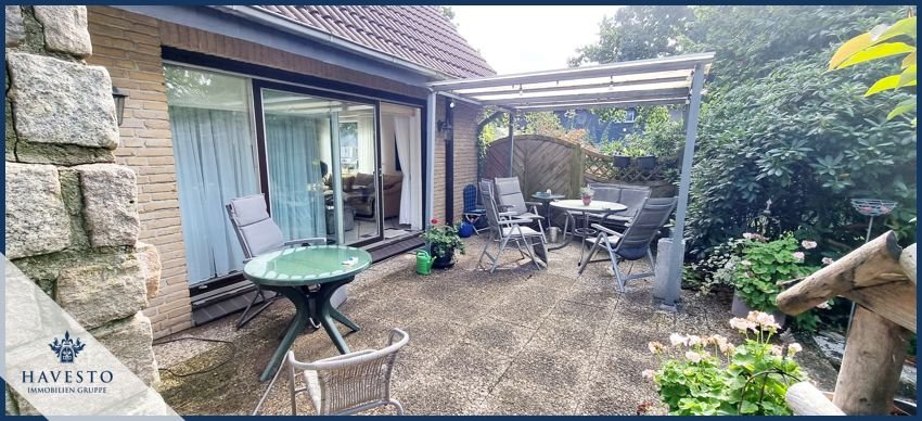 Blick auf den großzügigen Terrassenbereich mit Außenkamin