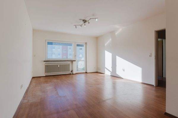 Wohnzimmer mit Blick zum Balkon