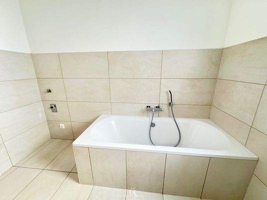 Badewanne und Waschmaschinenanschluss