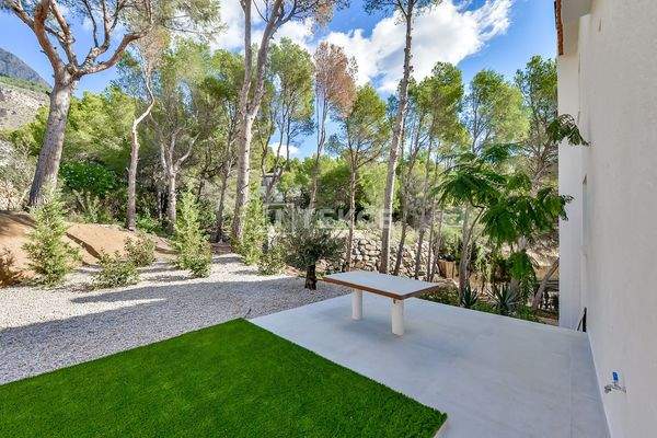 Detached Villa with Private Pool near a Golf Course in Altea