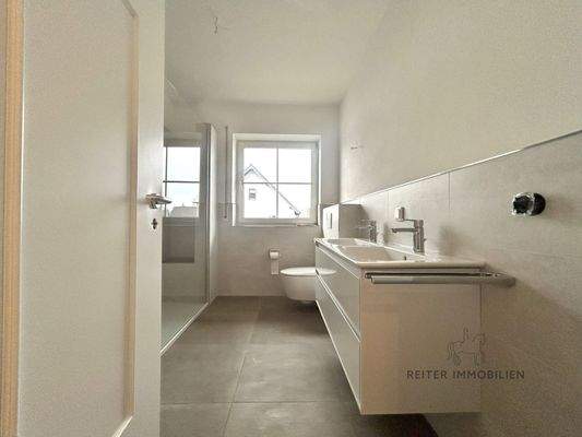 Modernisiertes Badezimmer mit Dusche