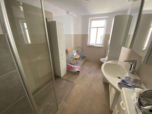 modernes Badezimmer im 1. OG (2).jpg