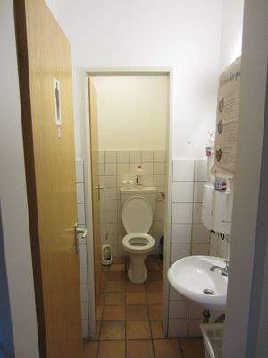 BLICK ZUR HERREN TOILETTE