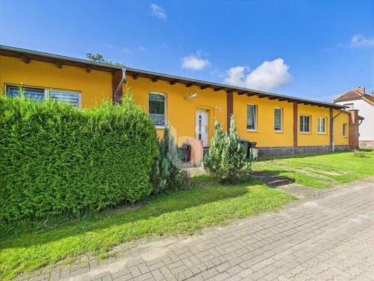 Front des Zuhauses 2