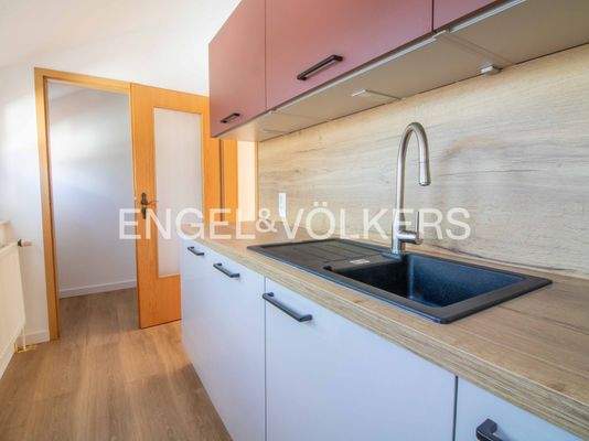 Küche mit Abstellraum