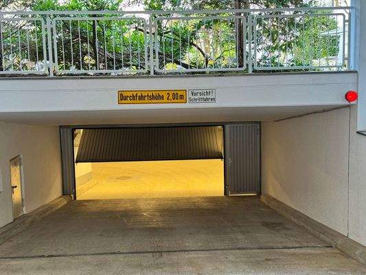 Tiefgarageneinfahrt