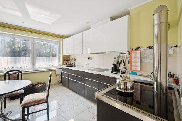 Küche mit Einbauküche