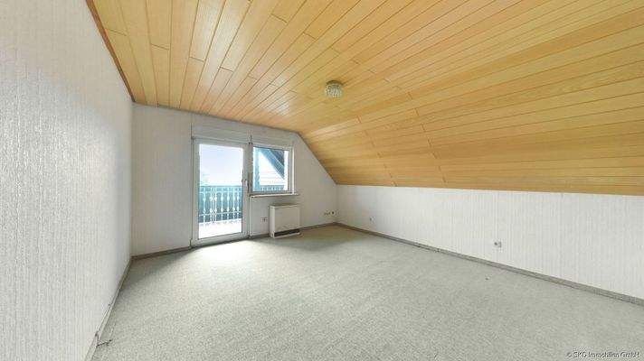 Schlafzimmer mit Zugang zum überdachten Balkon