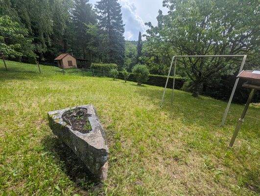 Spielwiese oben mit Schaukel