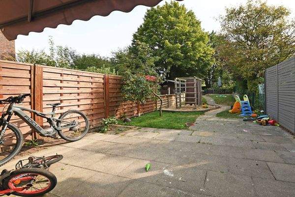 Blick von der Terrasse in den Garten mit Spielgeräten