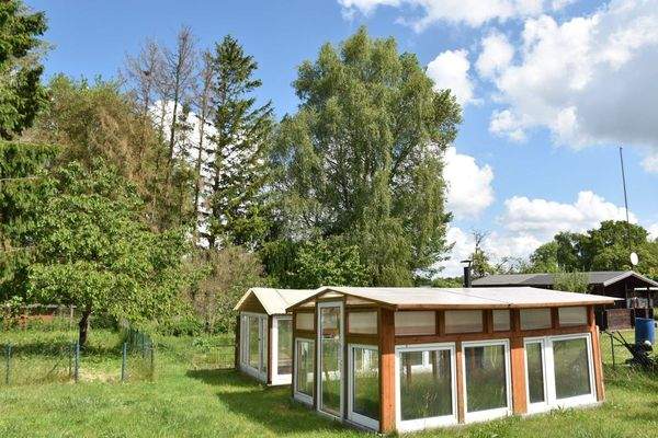 zwei Gewächshäuser