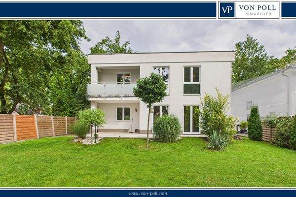 Hausansicht vom Garten blickend