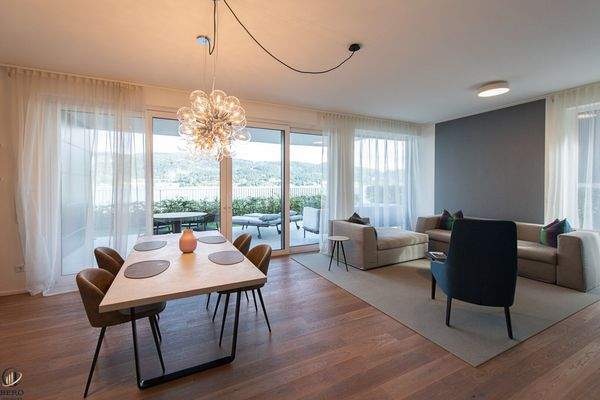 Wohnküche mit direktem Zugang zum See