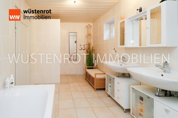 Badezimmer mit Badewanne