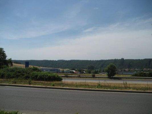 Erschließungsstraße und Grundstück aus Richtung Zu