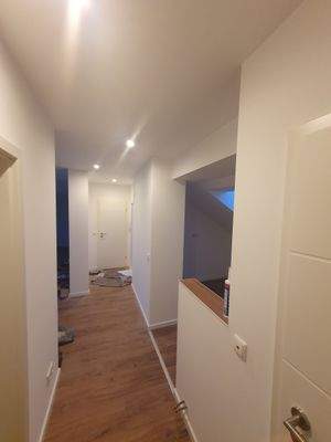 Heller Flur mit Holzboden