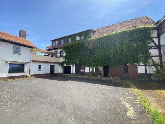 Innenhof mit Eingang zur Scheune