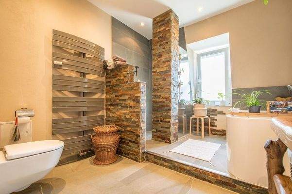 Wannenduschbad mit Fenster