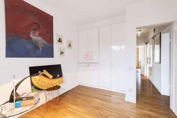 Ruheraum mit Einbauschränken im Dachgeschoss