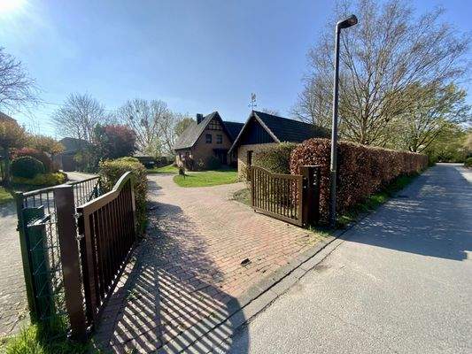 Hofeinfahrt mit elektr. Rolltor