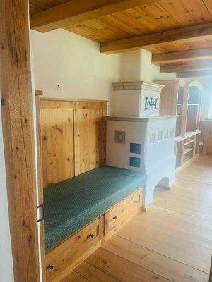 Wohnzimmer mit Kachelofen.jpg