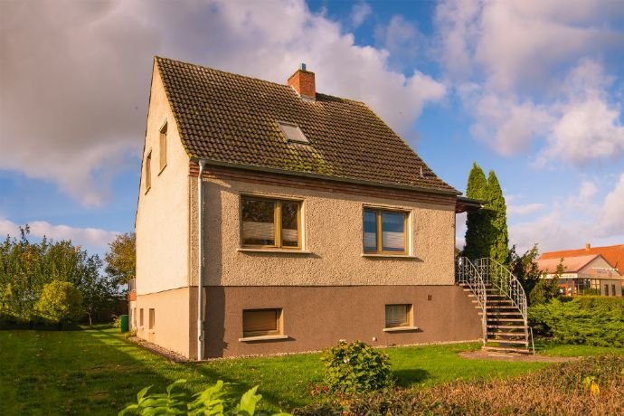 Großzügiges Wohnhaus mit Büro, Garage und Lagerflächen