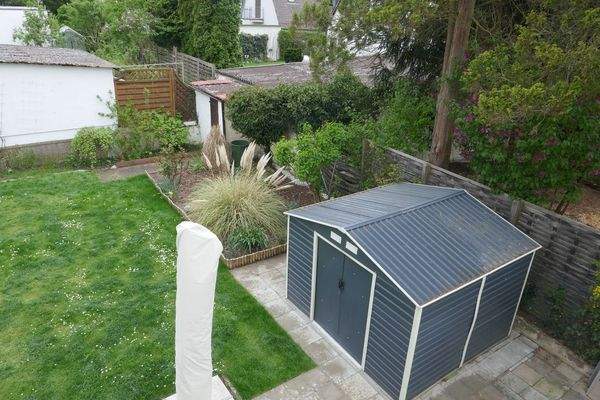 Blick vom Balkon - Gartenhütte inklusive :) 