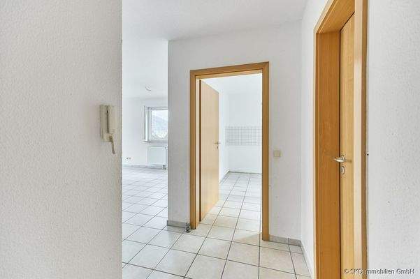 Hier geht es in die Küche und zum Wohn-Essbereich