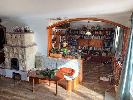 Wohn-/Esszimmer, Kachelofen &amp; Blick z. Bibliothek