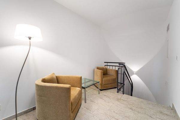 Stilvolles Entrée mit Blick auf die offene Treppe