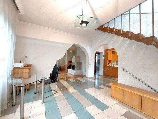 Vorraum mit Treppenaufgang (wird als Büro genutzt)