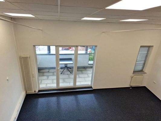 Blick vom Schlafbereich ins Wohnzimmer 