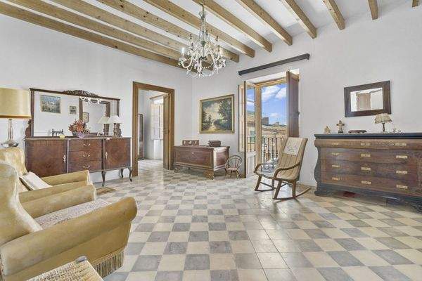 Wohnzimmer im ersten Stock mit Blick zum Balkon