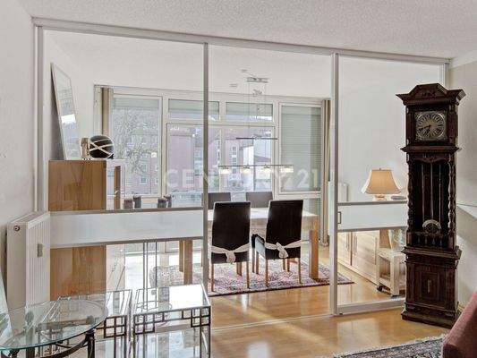 Wohnzimmer mit Blick in den Wintergarten