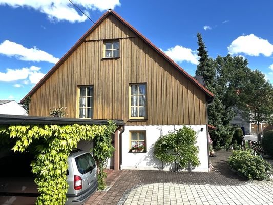 Hausansicht mit Carport und Stellplätze