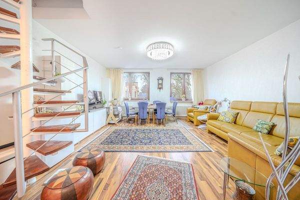 Wohnzimmer / Treppe zum Dachgeschoss