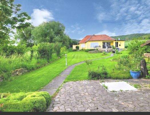 Südansicht des Hauses mit weitläufiger Gartenfläche