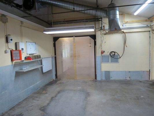 Vorraum zur Laderampe und Hallen