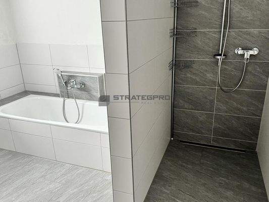 Wanne und Dusche KG