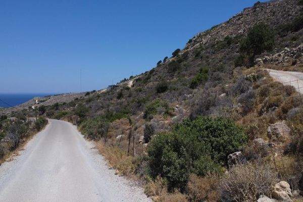 Kreta, Kokkino Chorio: Ruhiges Hanggrundstück mit ewigem Meerblick zu verkaufen