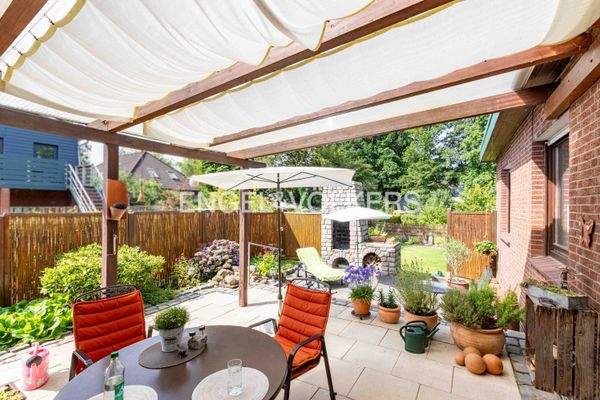 Das Herzstücke - die überdachte Terrasse mit Zugang zum traumhaften Garten