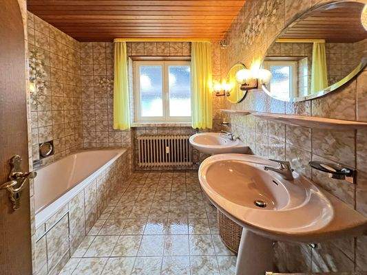 Dusch- und Wannenbad im Erdgeschoss