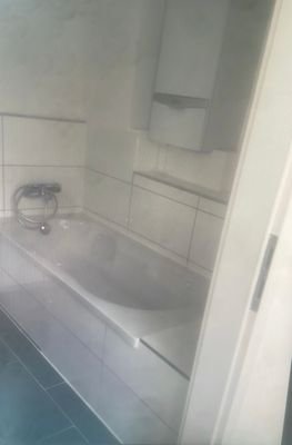 Modernes Badezimmer mit Badewanne