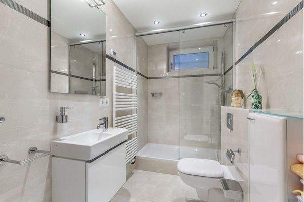 UG Badezimmer mit Dusche