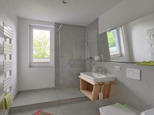 Blick ins nagelneue Bad, Glasdusche rechts