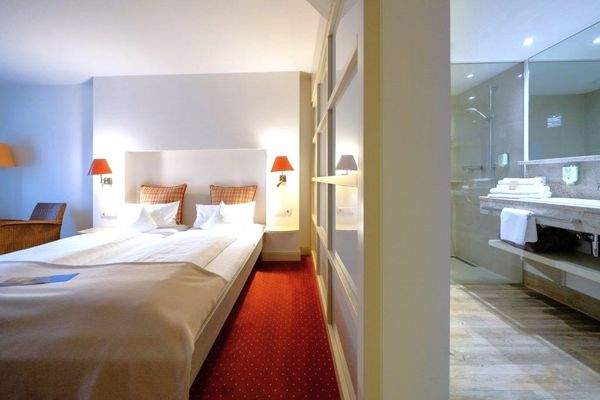 Blick Wohnbereich und Bad